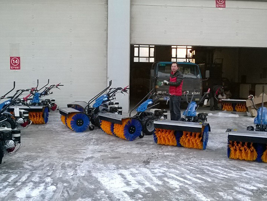 意大利進口手扶掃雪機用于機場除雪